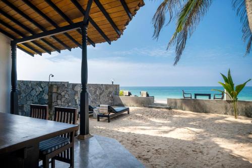 Hikkaduwa Villa | Blue Parrot Beach Villa