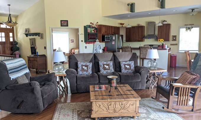 Rambling Ridge House | Blue Ridge MOUNTAIN VIEWS! Jetted Tub, Private, 15 Minutes to Downtown !