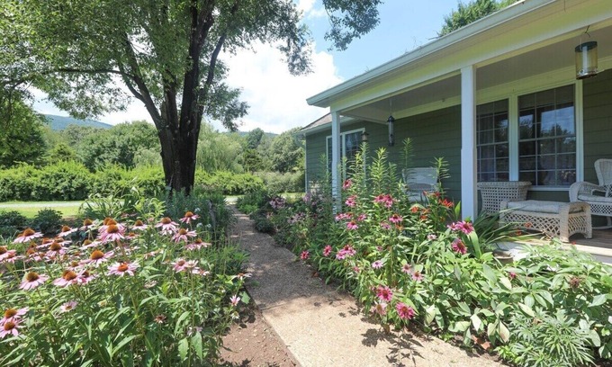 Afton Cottage | Blue Rivers Cottage with Mountain Views