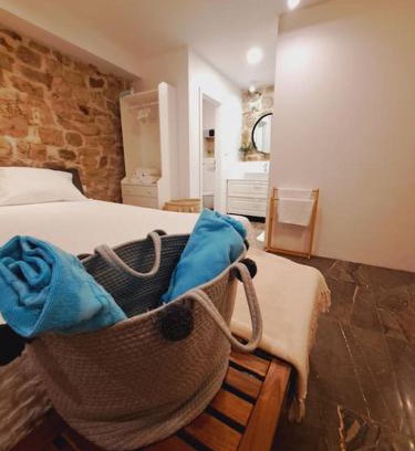 Komiza Apartment | Blue Shutter Garden Studio