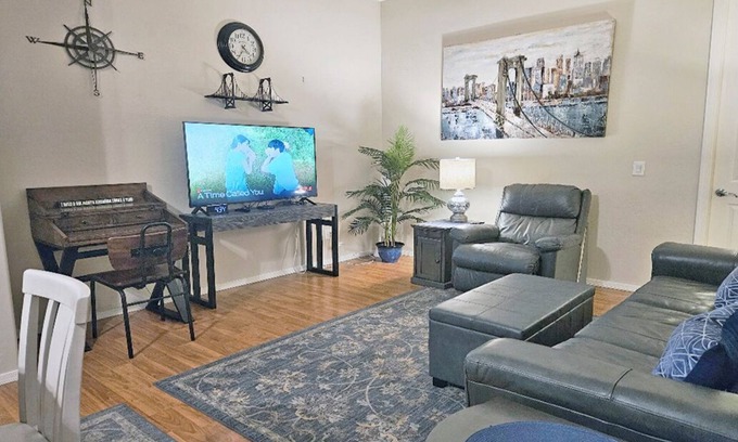 Glenmont Estates House | BLUE SKYS Executive In-Law Suite! 2 KING/2 full BATH/Private suite, PLUS 1 pet!