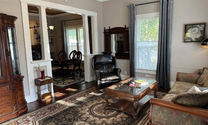 Taylor House | Blueberry Bungalow - Locally Run! Enjoy our PS5!