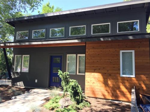 Old Bend House | Bluebird Day - Crater Retreat
