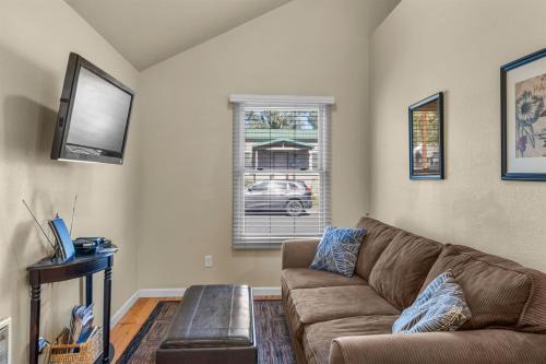 Old Bend House | Bluebird Day - Sierra Nook