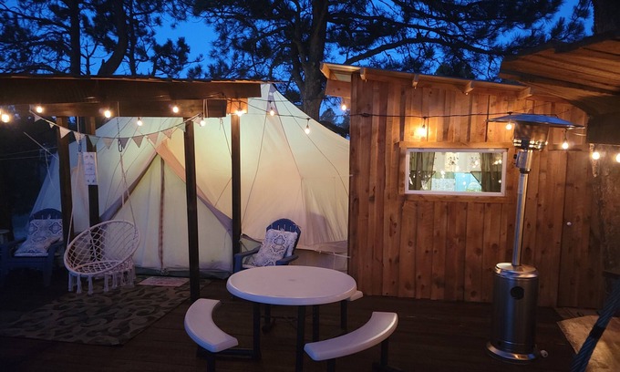 Hot Springs House | BlueBird Nest 2.0, hot tub! Sibley double bell on huge deck!covered kitchen/bath