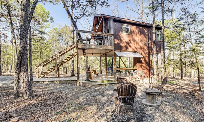 Whitesboro Apartment | 'Bluebird Treehouse' Near Kiamichi Mtns w/Hot Tub