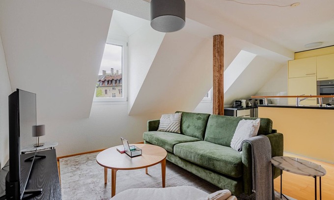 Sihlfeld Apartment | Blueground | Alt-Wiedikon, balcony, nr Uetliberg
