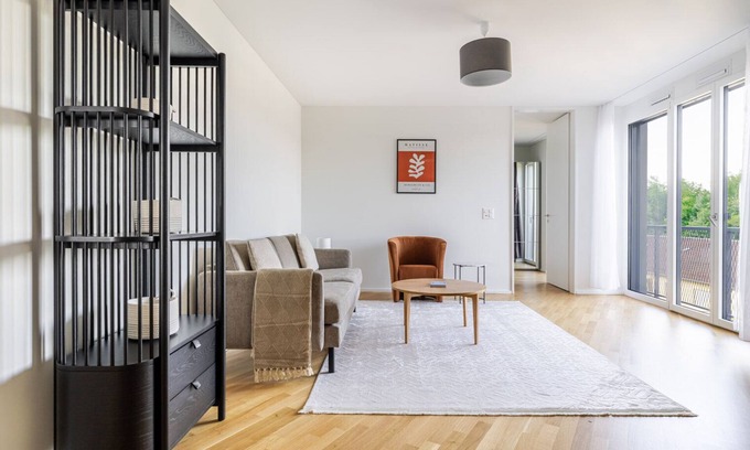 Alt-Wiedikon Apartment | Blueground | Alt-Wiedikon, balcony, nr Uetliberg