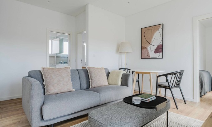 Sao Sebastiao da Pedreira Apartment | Blueground | Avenidas Novas, washer & a/c