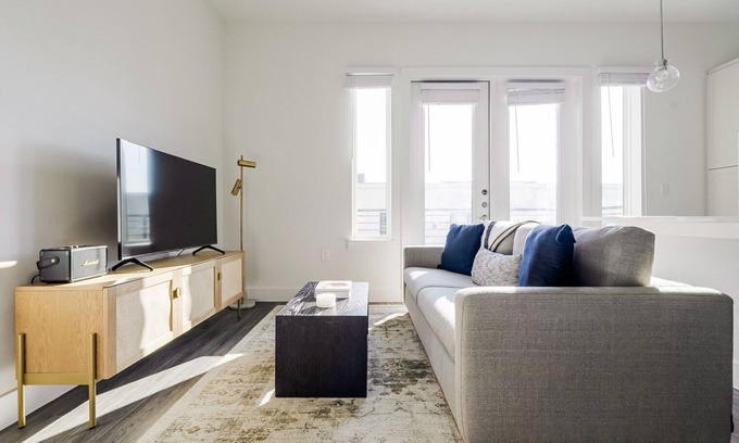 Highland Apartment | Blueground | Highland, pool, w/d, gym, nr Domain