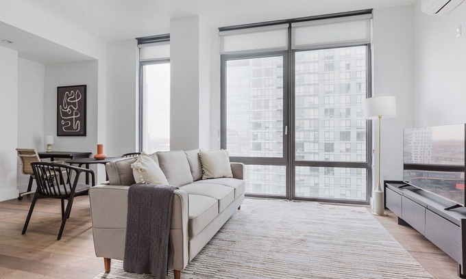 Hunters Point Apartment | Blueground | LIC, gym, balcony, nr MoMA PS1