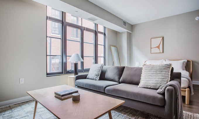 Mount Vernon Square Apartment | Blueground | Mt Vernon, pool & w/d, nr Chinatown