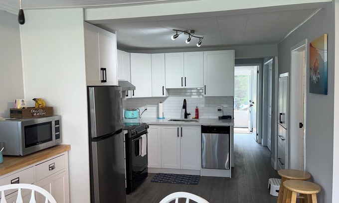 Port Stanley Cottage | Bluewater Cabin little hidden blue gem in Port Stanley-4 seasons rental