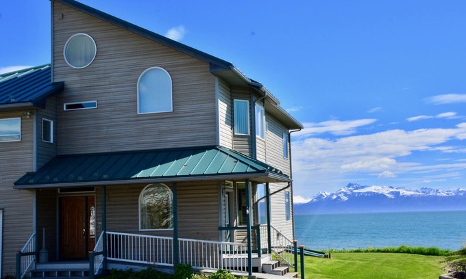 Homer Cabin | Bluffview Lodge - Oceanview, Located in the heart of Old Town - Stunning Views