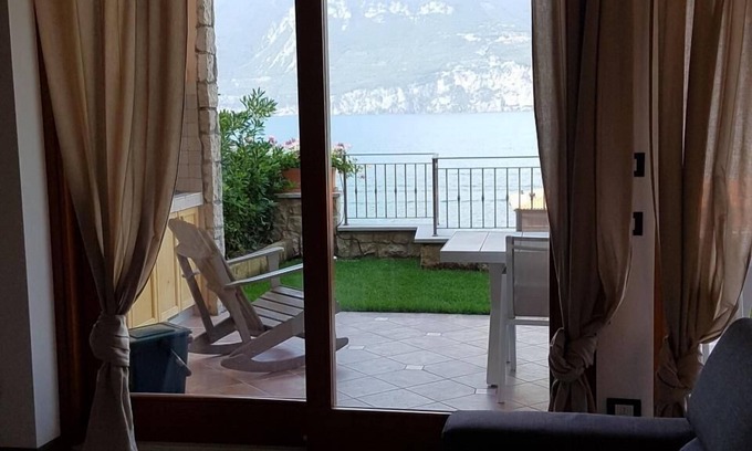 Magugnago Apartment | Bmp Apartment DELUXE 2 with Jacuzzi overlooking the lake