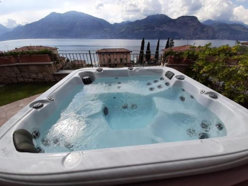 Magugnago House | BMP APARTMENT DELUXE 2 JACUZZI RISCALDATA PRIVATA vista Lago di Garda