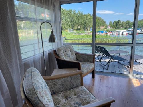 Gamleby House | Bo på husbåt med egen badplats
