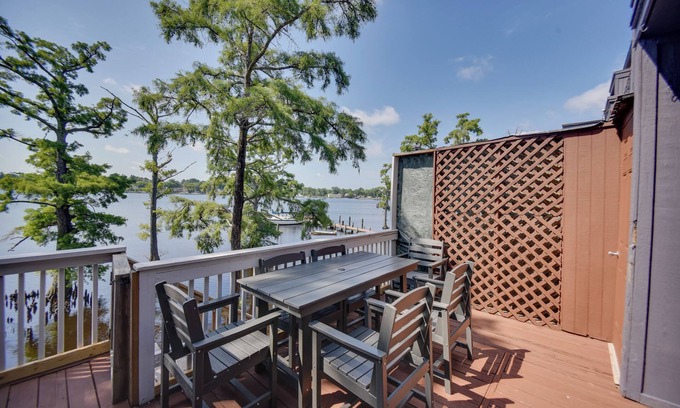 Elizabeth City Condo | Boat & Fish: Waterfront Gem on Pasquotank River!