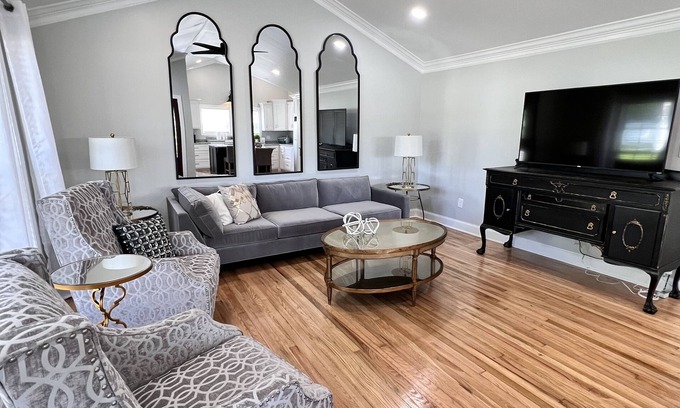 North Florence House | Boat Friendly, Vast Parking, Fenced Yard, Near River, UNA, Downtown, Spacious
