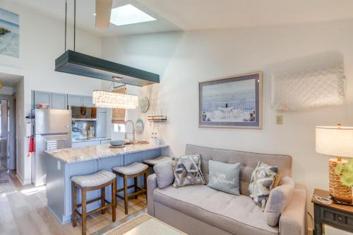 Oak Harbor Apartment | Boat Slip and Pool Access Oak Harbor Haven!