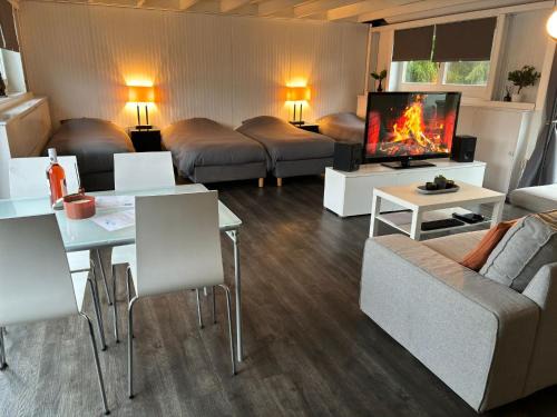 Slotervaart Bed & Breakfast | Boathouse Amsterdam with bikes