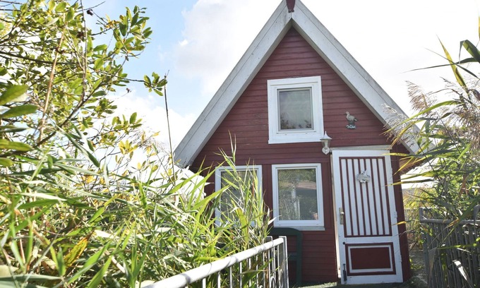 Sternberg House | Boathouse directly on the lake