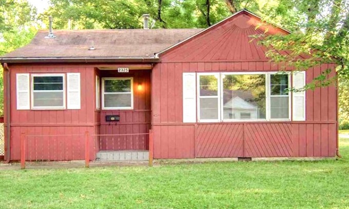 Topeka House | Bohemiam Charm Private Home w/large yd + near Event ctr