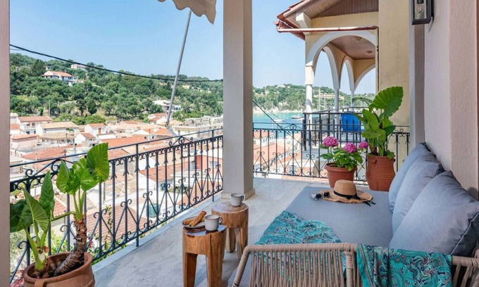 Lakka Apartment | Bohemian Harbor-View Haven in Lakka