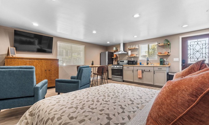 Visalia Apartment | Boho Chic - DT Visalia/W Modern Art Flair