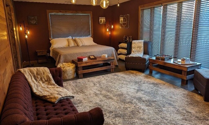 McFarland House | Boho & Rustic Getaway ~ King Bed ~ Close to Madison!