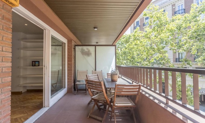 Les Tres Torres Apartment | Bonanova apt. with terrace, classic style Spacious
