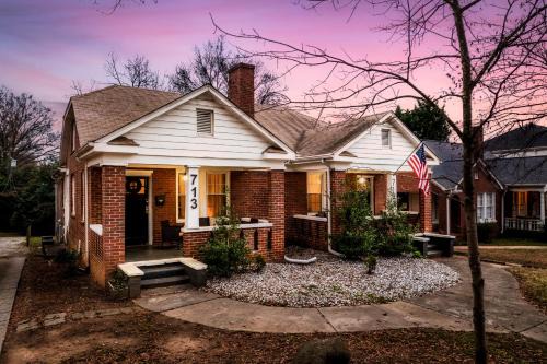 Wesley Heights House | Book Fam CLT Combo Duplex Near Uptown & Breweries!
