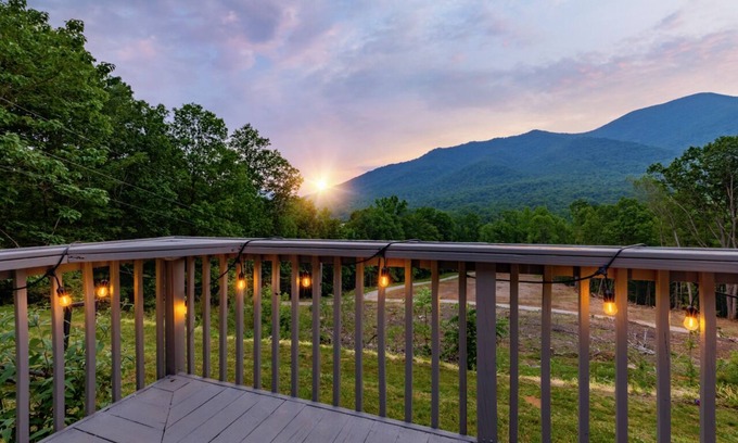 Roseland House | Book for Summer! Nelson 151, MTN views!