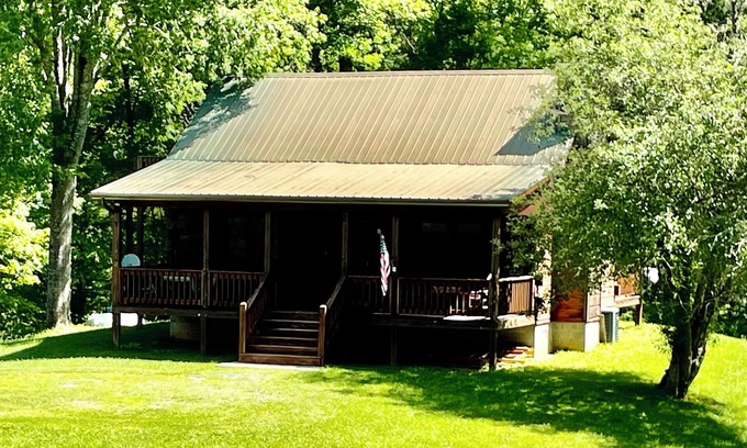 Kyle Cabin | BOOK NOW! BIG JUNE DISCOUNTS! JULY 4th STILL OPEN! Fishing,Rafting, and Hiking🎣