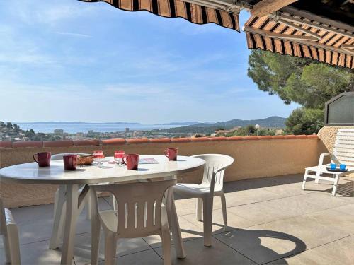 Bormes-Les-Mimosas Apartment | Bormes-les-Mimosas: Appt climatisé, 5 couchages, parking, grande terrasse - FR-1-251-136