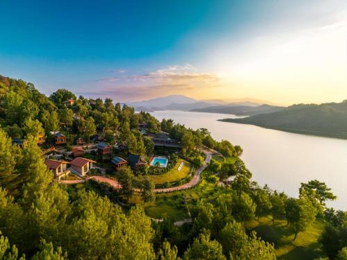Karacaoren Resort | Botanik Göl Evleri