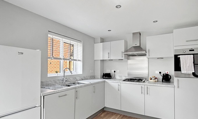 Bottesford House | Bottesford Gem – Luxury 3-Bedroom House with Modern Comforts. Garden & Driveway!