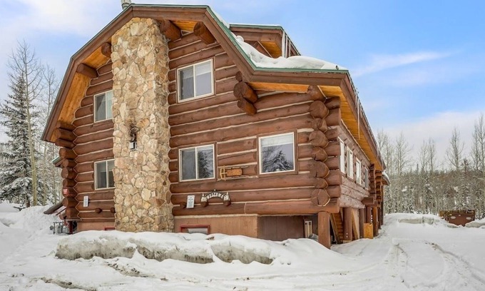 Wildernest Cabin | Boulder Cat Lodge - Sleeps 14 - Pet friendly,nMtn views & close to ski resorts