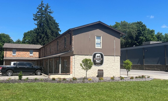 Bardstown Apartment | Bourbon Oak Hideaway 2 offers a 2 bed 2.5 bath apartment in historic Bardstown.
