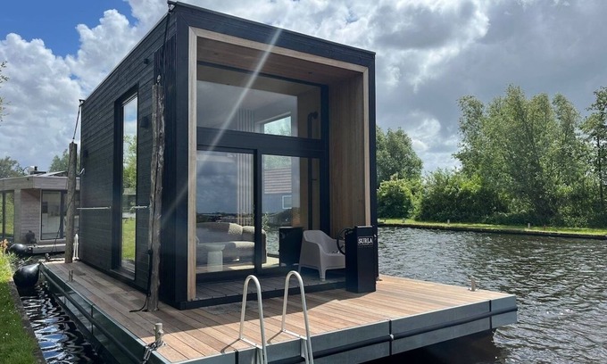 Monnickendam Boat Rental | Boutique Houseboat Stay – Romantic Getaway for Two