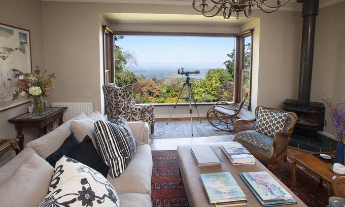 Ferny Creek House | Boyanda At Ferny Creek - A wonderfully historic home with amazing views over the bays and sparkling lights.