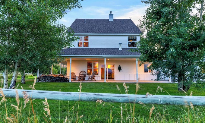 Bozeman House | Bozeman Farmstead - Country Side Stay & Mtn Views