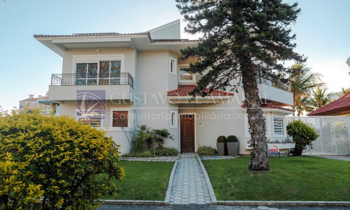 Jurere House | High Standard, Heated Pool, 6 Suites, Jurere Internacional, 100 meters from the sea.
