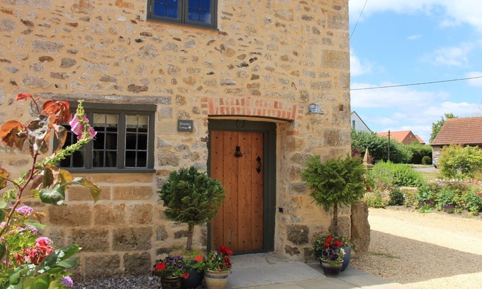Horton Cottage | Bramley Cottage Romantic Bolthole Sleeps 2 (Dog Friendly) Near Award Winning Pub