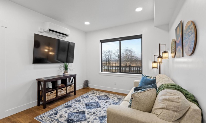 Juneau Condo | Brand New! 2 Bed condo with AC, 5 mins Juneau Airport