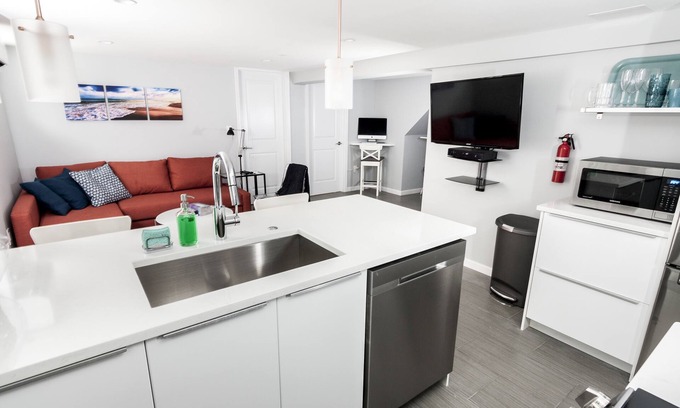 Northwest Apartment | Brand new and modern apartment on Red Line!