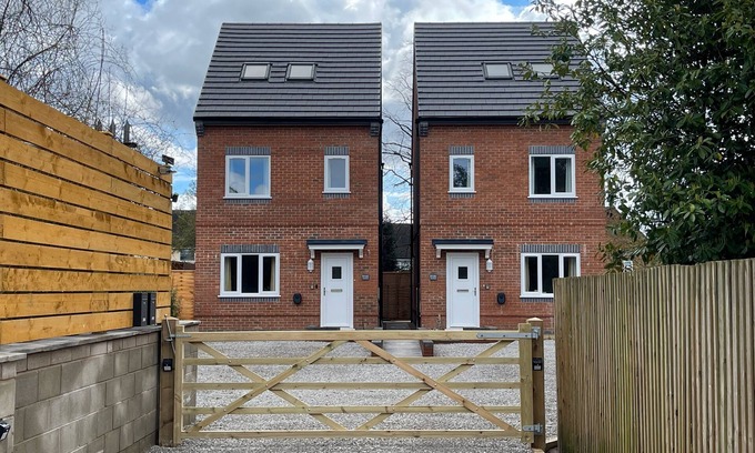Newcastle-Under-Lyme House | Brand New High Spec House with parking and Wi-Fi (A) by HAFH