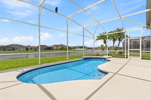 Crescent Lakes House | Brand "New" Oasis Smart TVs Pool Games 4 Beds