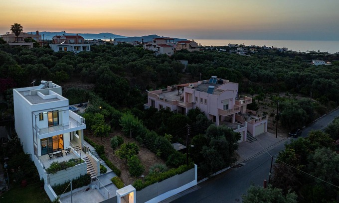 Daratsos Villa | Brand new villa ☆ Private pool ☆ 5 min from famous beaches ☆ Kid's playroom !