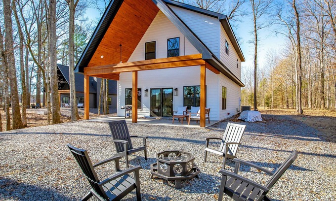 Pangburn Cabin | BRAND NEW Waterfront Cabin on TheLittle Red River with huge dock, arcades & WiFi
